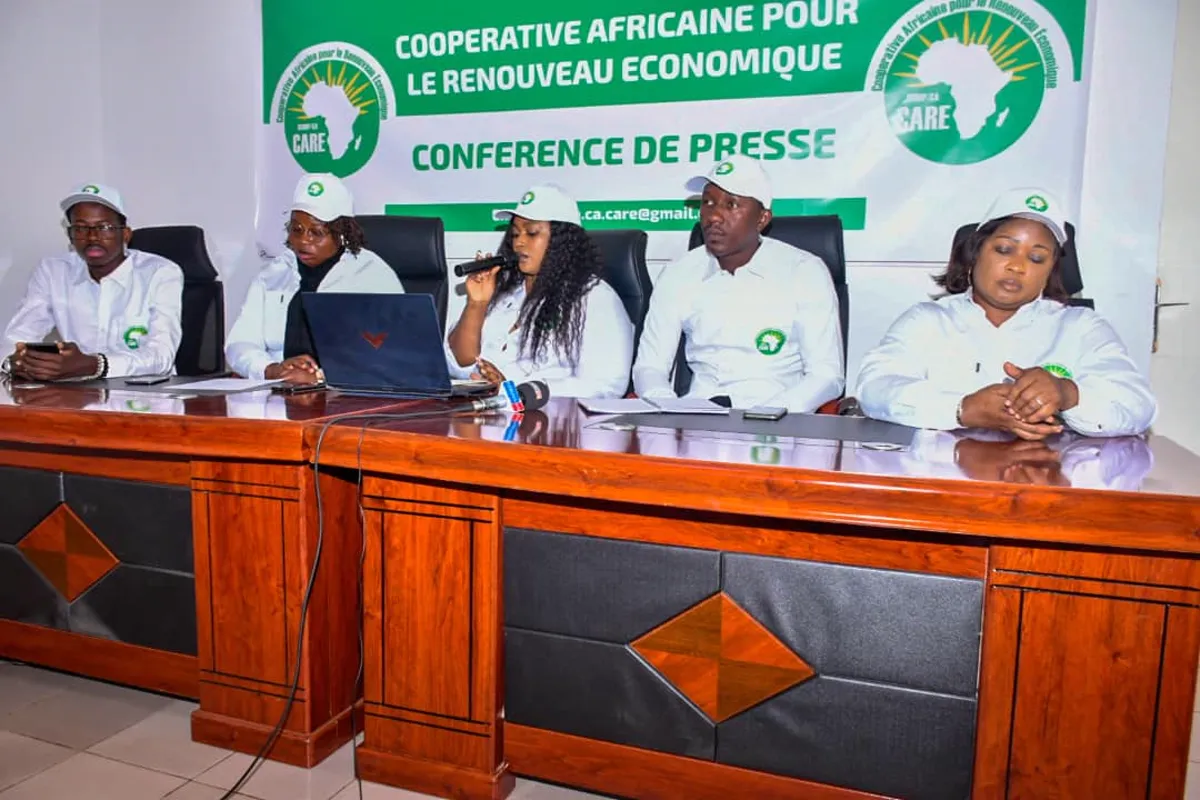 Les membres de la C.A.R.E, en casquettes blanches au logo de la coopérative, lors de leur conférence de presse.